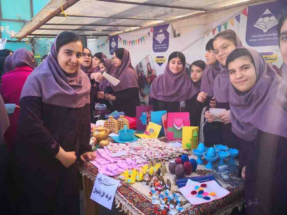 نمایشگاه دست سازه های دانش آموزی